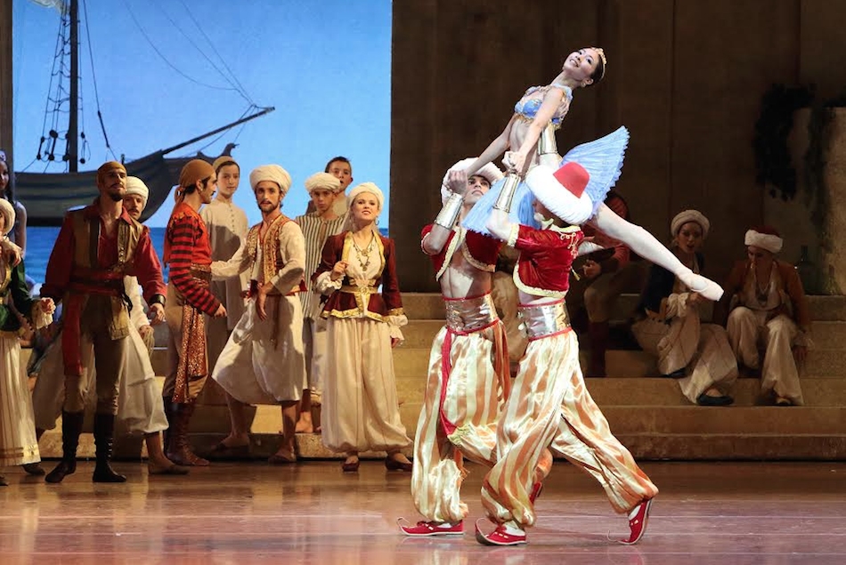 Bayerisches Staatsballett ensemble in Le Corsaire