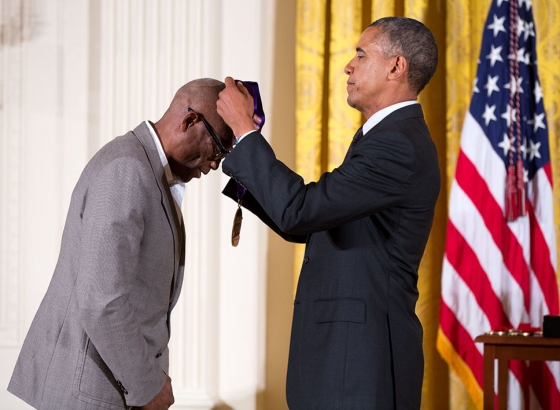 Barak Obama awarding choreographer Bill T. Jones with the 2013 National Medals of the Arts