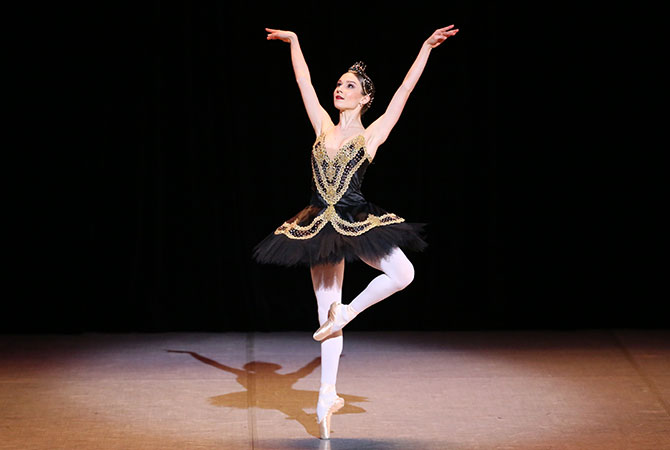 Tyla Steinbach on stage in the 2016 Sydney Eisteddfod